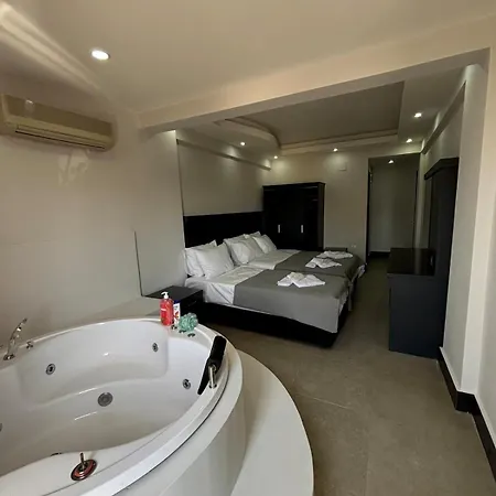 With Jacuzzi And Pool 10 Minutes From The Deadsea 아파트 *